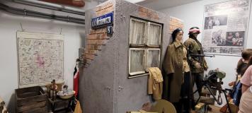 zdjęcie uczniów podczas żywej lekcji historii