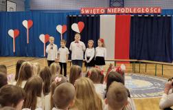 zdjęcie uczniów podczas obchodów Święta Niepodległości
