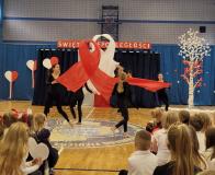 zdjęcie uczniów podczas obchodów Święta Niepodległości