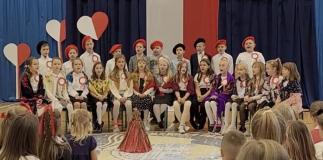 zdjęcie uczniów podczas obchodów Święta Niepodległości