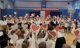 zdjęcie uczniów podczas obchodów Święta Niepodległości