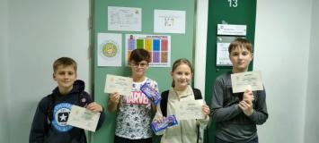 zdjęcie uczniów podczas obchodów Światowego Dnia Tabliczki Mnożenia