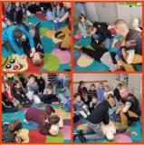 zdjęcie uczniów podczas warsztatów z pierwszej pomocy