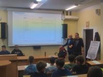 Legenda solidarności oraz uczniowie i nauczyciele odczas spotkania.