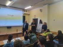 Legenda solidarności oraz uczniowie i nauczyciele odczas spotkania.