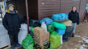 Uczniowie z zebranymi darami