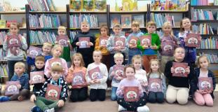 zdjęcie uczniów podczas akcji "Mała książka - wielki człowiek"