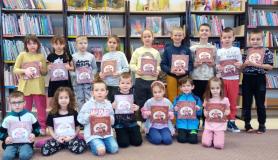 zdjęcie uczniów podczas akcji "Mała książka - wielki człowiek"