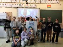 zdjęcie uczniów podczas omawiania zasad bezpiecznego spędzania czasu