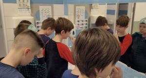 zdjęcie uczniów podczas "Nocy w szkole"