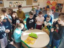 zdjęcie uczniów podczas warsztatów pszczelarskich