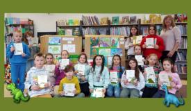 zdjęcie uczniów podczas obchodów Dnia Dinozaura