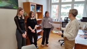 Wręczanie nagród wyróżnionym uczennicom.