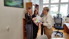 Wręczanie nagród wyróżnionym uczennicom.