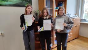 Wręczanie nagród wyróżnionym uczennicom.