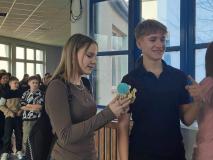 Wybory najmilszej dziewczyny w szkole.