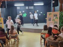 Uczniowie podczas realizacji projektu.