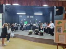 Uczniowie podczas realizacji projektu.