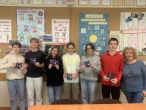 Nagrodzeni uczniowie wraz z nauczycielką