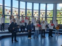 Uczniowie podczas występu