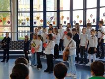 Uczniowie podczas występu