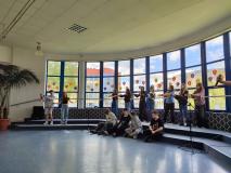 Uczniowie podczas występu