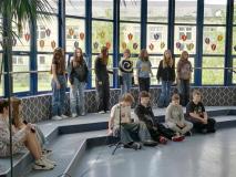 Uczniowie podczas występu