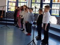 Uczniowie podczas występu