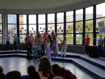 Uczniowie podczas występu