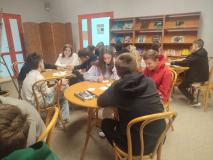 zdjęcia uczniów podczas akcji "Moc bibliotek"