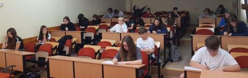 Uczniowie podczas pisania dyktanda