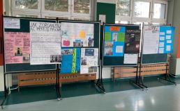 Wystawa plakatów w szkole