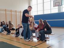 zdjęcie uczniów podczas żywej lekcji biologii z gadami