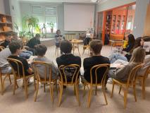 Uczniowie i prowadząca podczas lekcji wdż