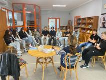 Uczniowie i prowadząca podczas lekcji wdż