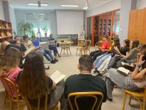 Uczniowie i prowadząca podczas lekcji wdż