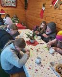 zdjęcie uczniów podczas wędrówki z alpakami