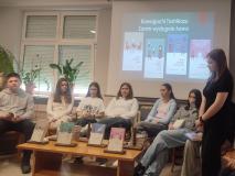 Uczennica opowiada o ulubionej książce o książce