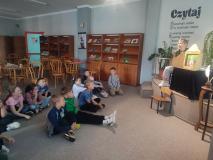 Zdjęcie uczniów podczas teatrzyku