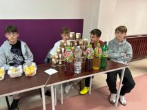 Uczniowie podczas zbiórki pieniędzy na pomoc fokom