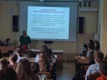 Uczniowie podczas prezenacji