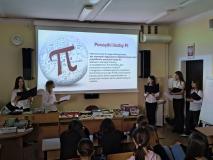 Uczniowie podczas realizacji projektu o loiczbie Pi